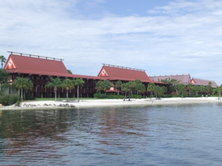 Ons hotel vanaf de boot die ons naar Magic Kingdom bracht